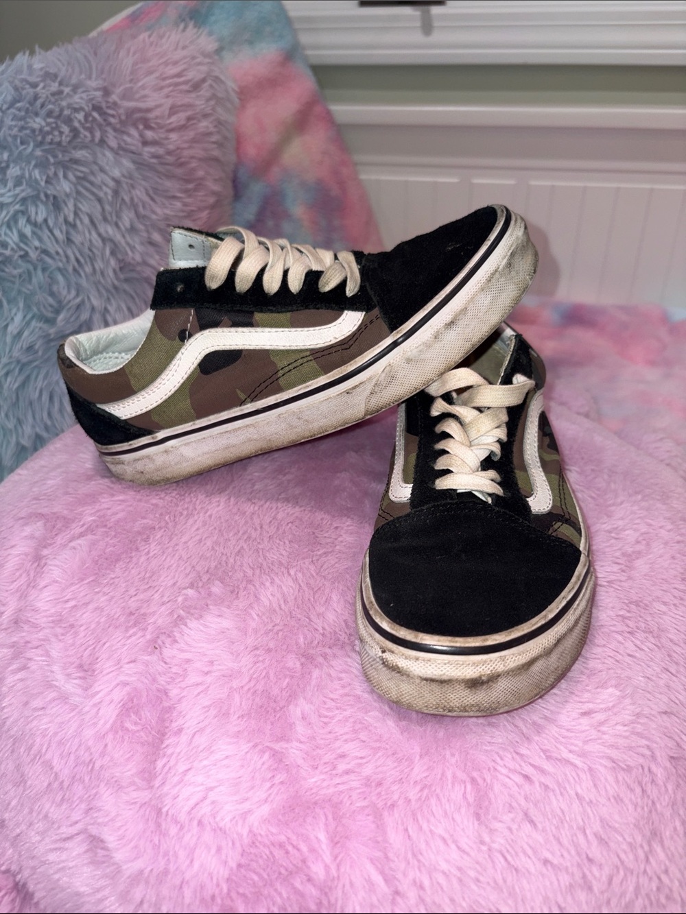 Womens Camo Low-Top Skate Shoes with Black Suede Accent